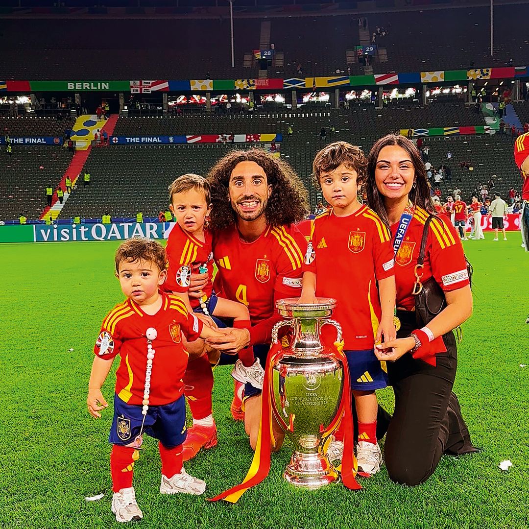 HOLA 4176 CUCURELLA CON SU FAMILIA DESPUÉS DE GANAR LA EUROCOPA