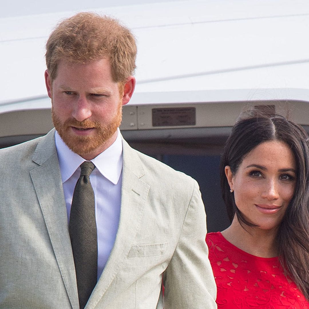 El príncipe Harry y Meghan Markle aterrizan en Reino Unido con sus hijos