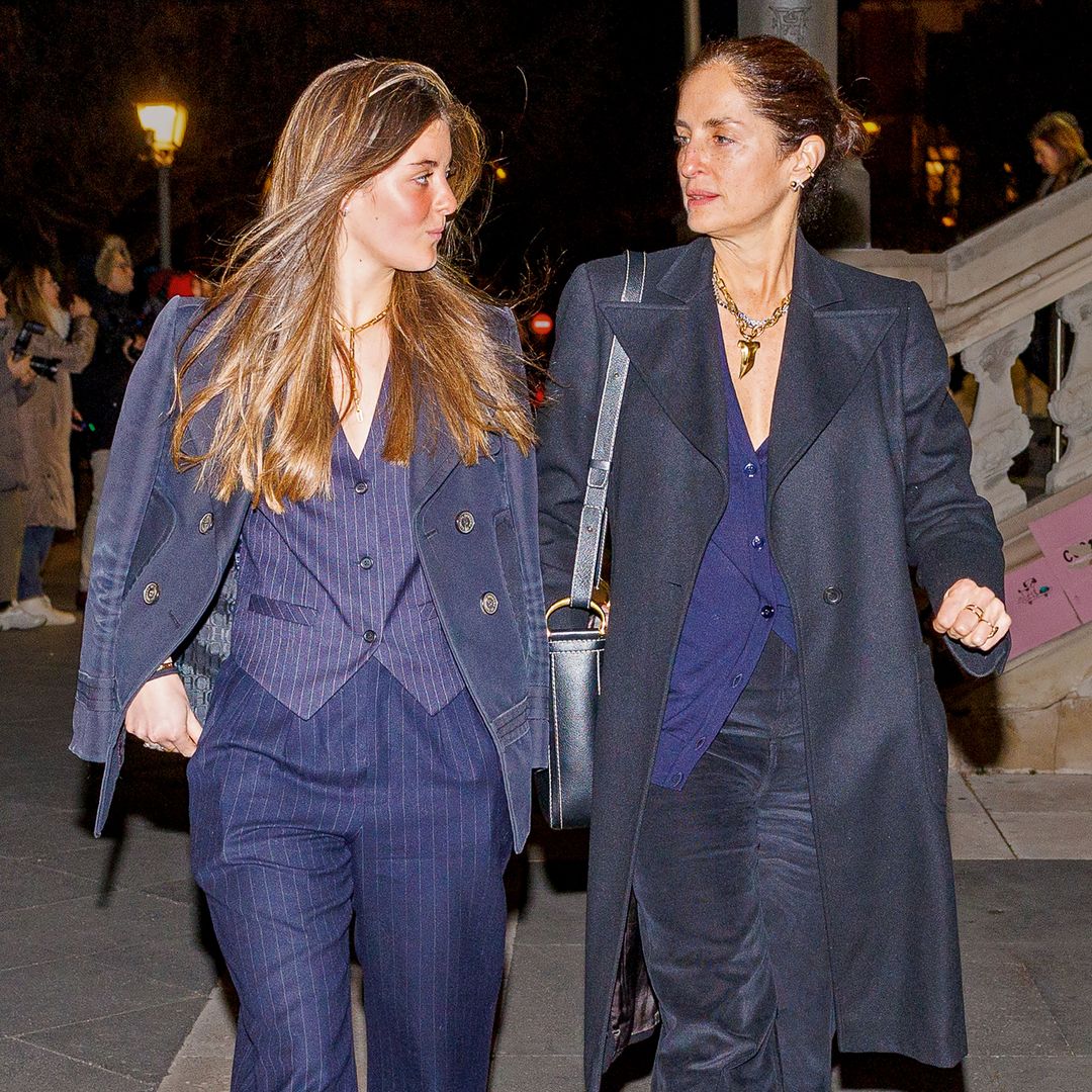 Olimpia con su madre, Carolina Herrera