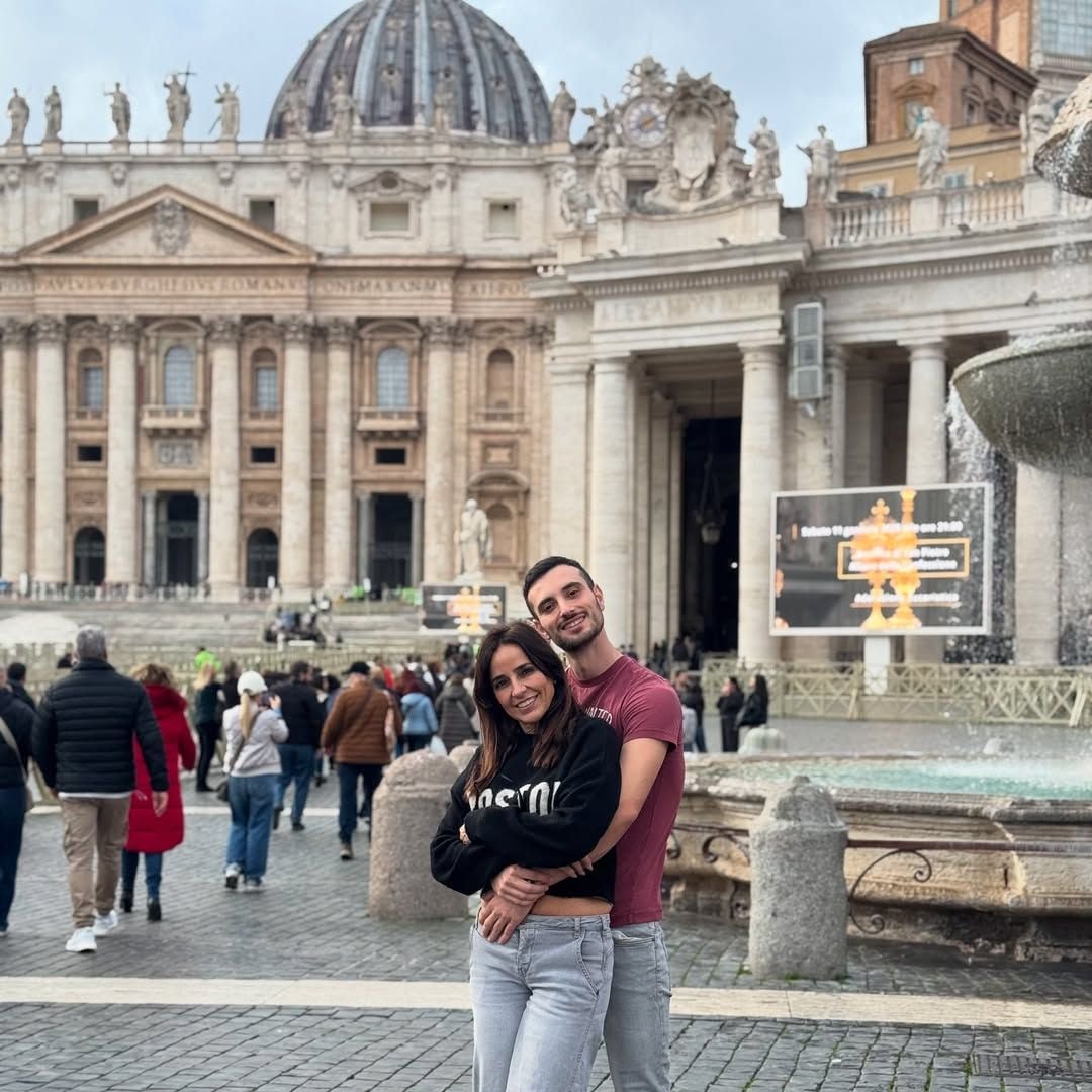 Carmen Alcayde se muestra superenamorada en Roma junto a su chico y sus 3 hijos