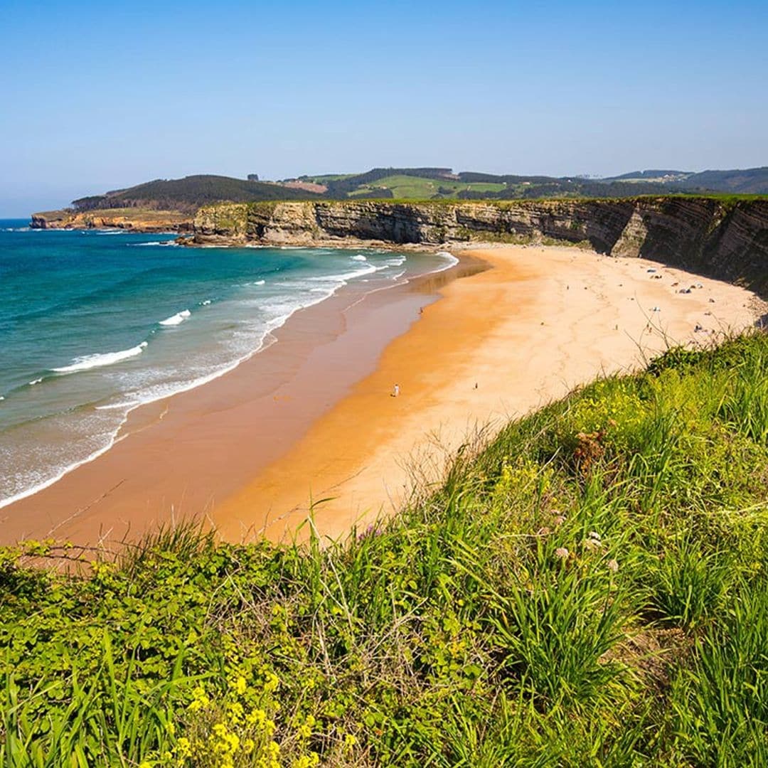 Playa de Langre, cuando los prados verdes se asoman al mar