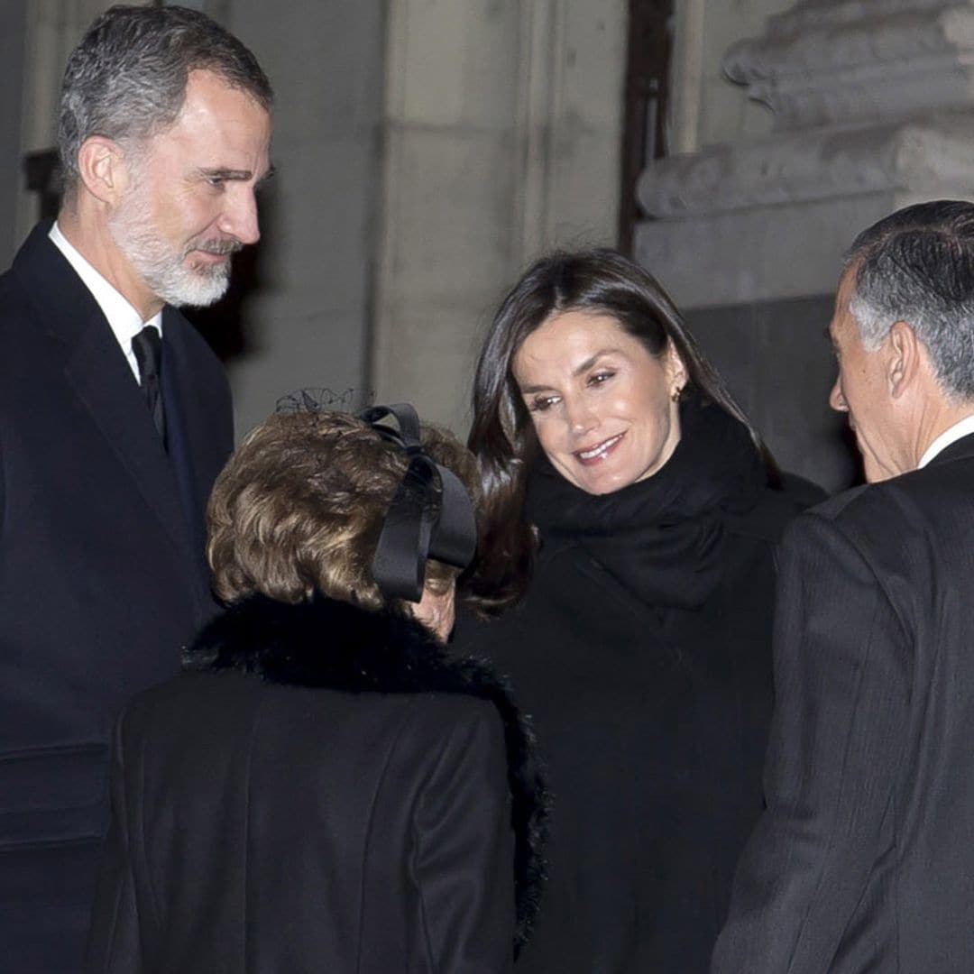 Don Felipe y doña Letizia arropan a la familia de Jaime Urquijo en su funeral