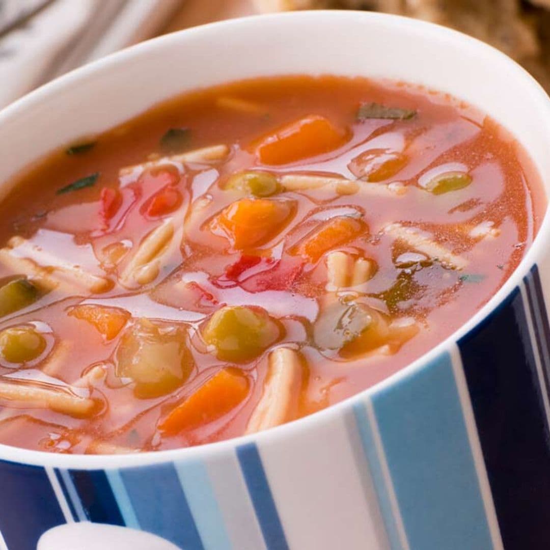 Sopa minestrone con fideos en microondas