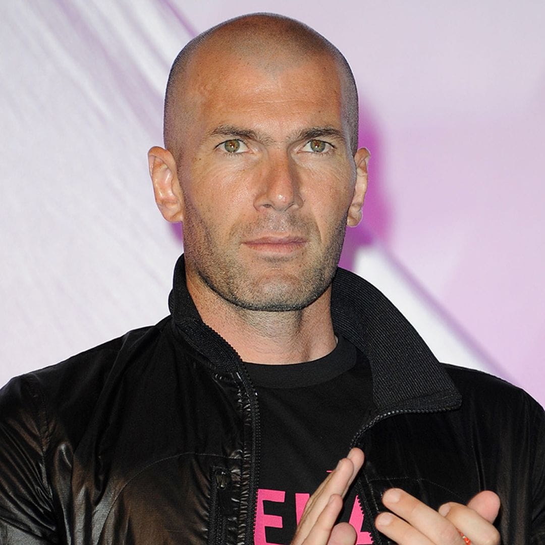 El estilismo casero de Zidane en tonos fucsia, a juego con su sofá y el libro, que se ha hecho viral