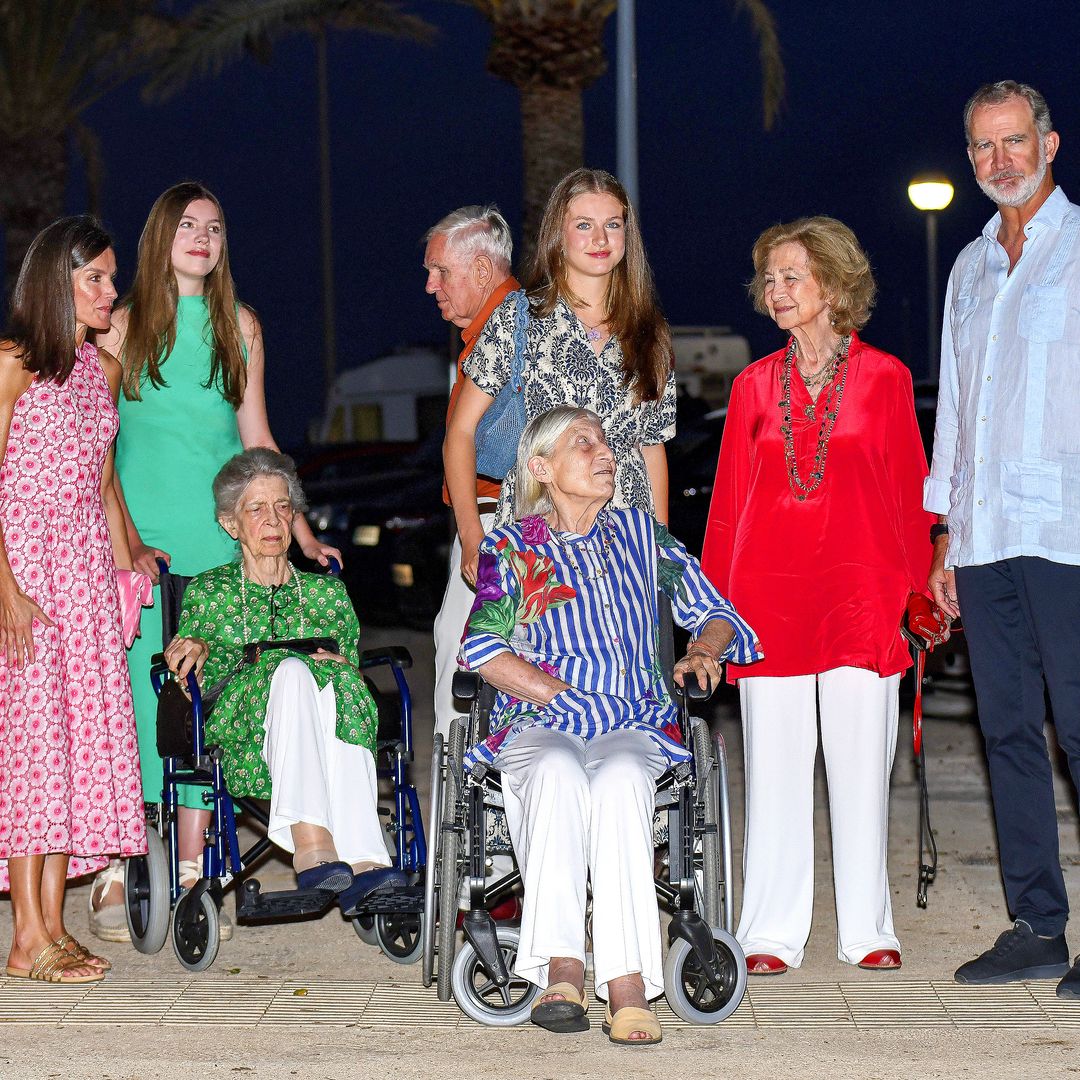 Primera aparición de la princesa Leonor y la infanta Sofía en Palma, de cena con la familia real al completo