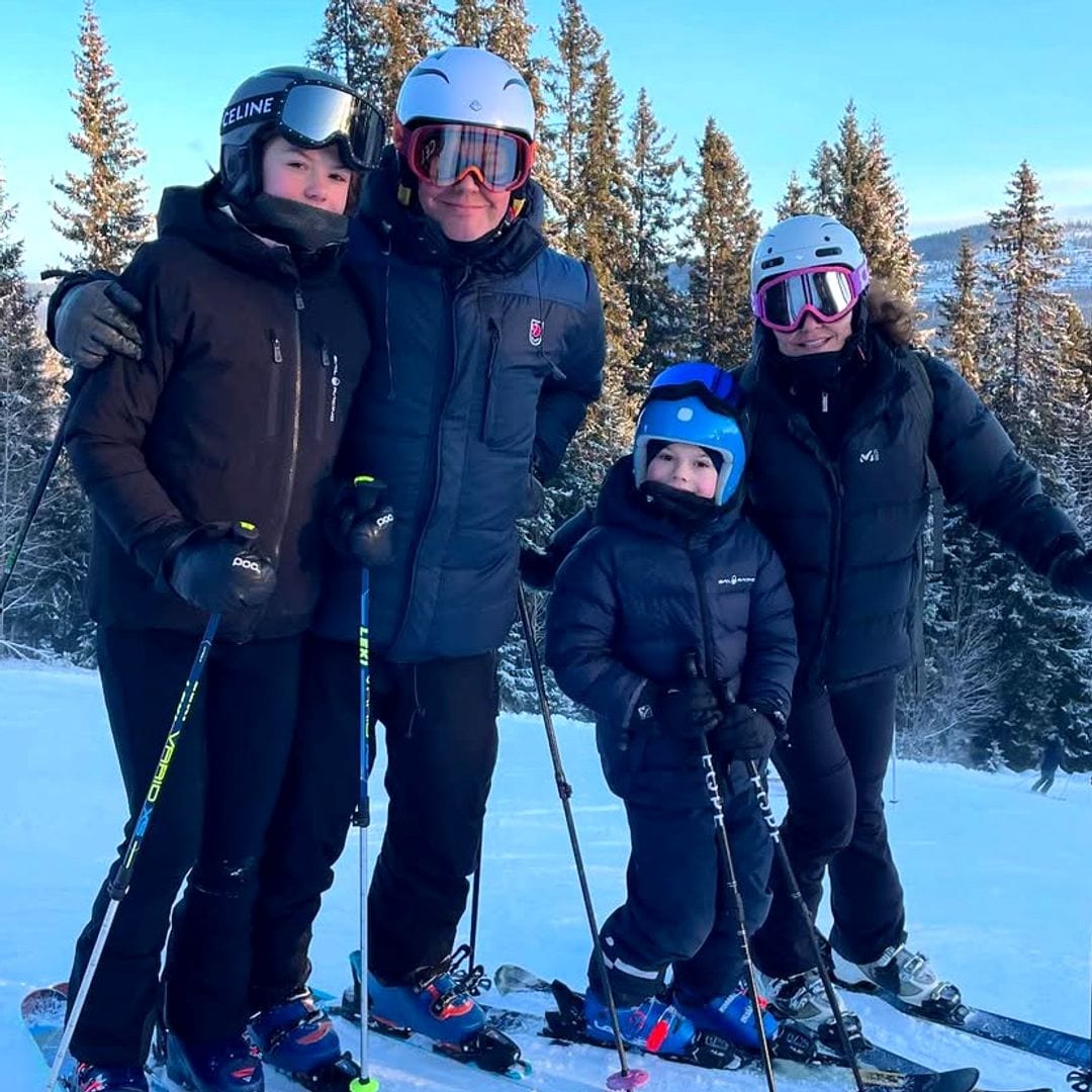 Victoria y Daniel de Suecia comienzan el año en la nieve practicando esquí con sus hijos