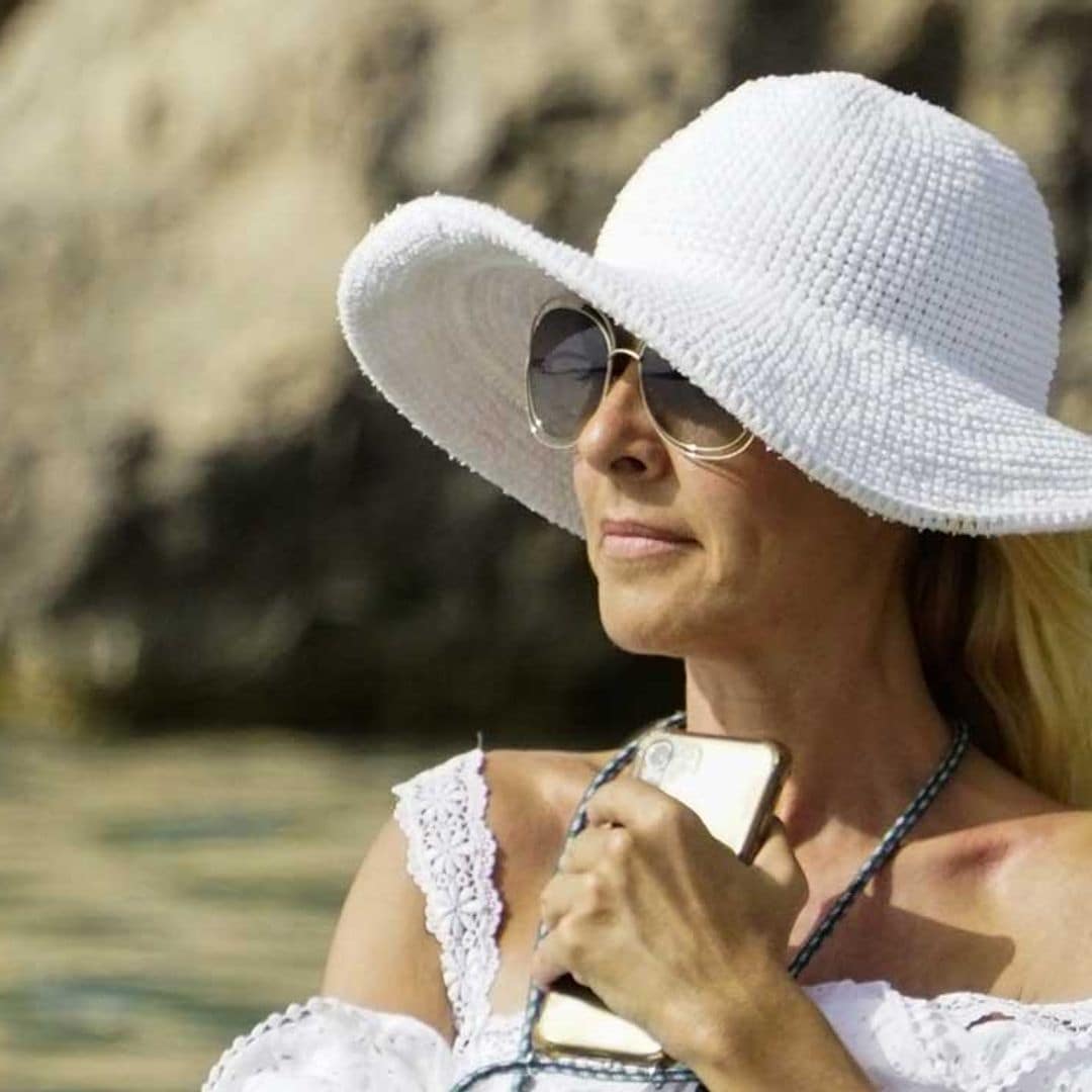 Cayetana Guillén Cuervo disfruta del sol y las aguas de Ibiza en familia