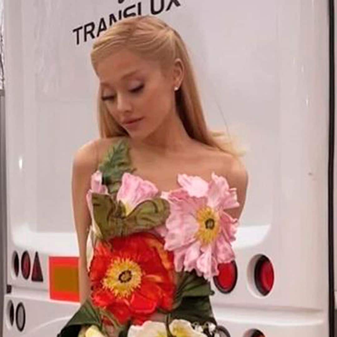 Ariana Grande elige un increíble vestido artesanal de flores para presentar su esperado debut en el cine