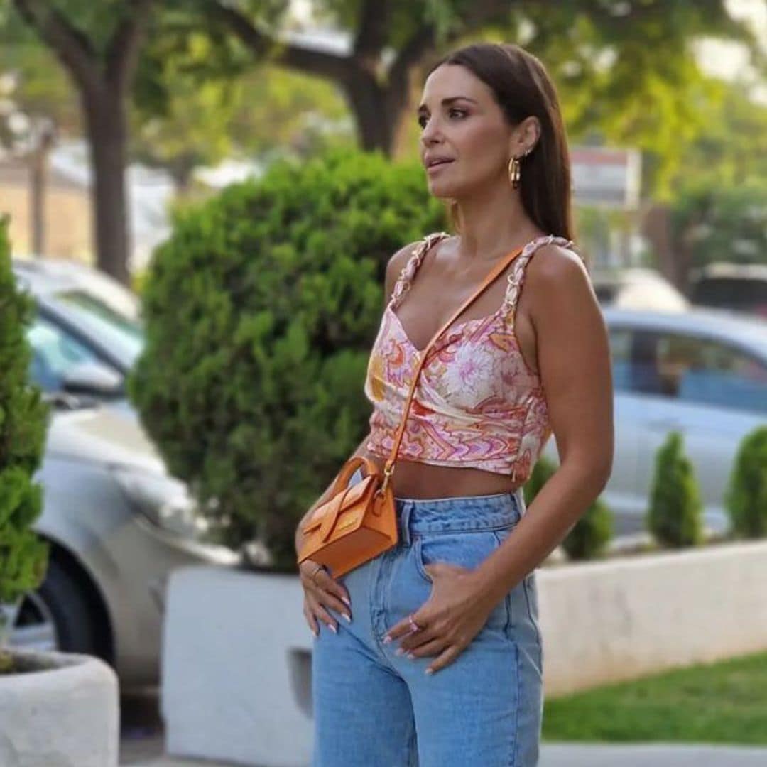 Paula Echevarría y Jennifer Lopez, unidas por los vaqueros superanchos que hacen más alta (incluso con zapatillas)