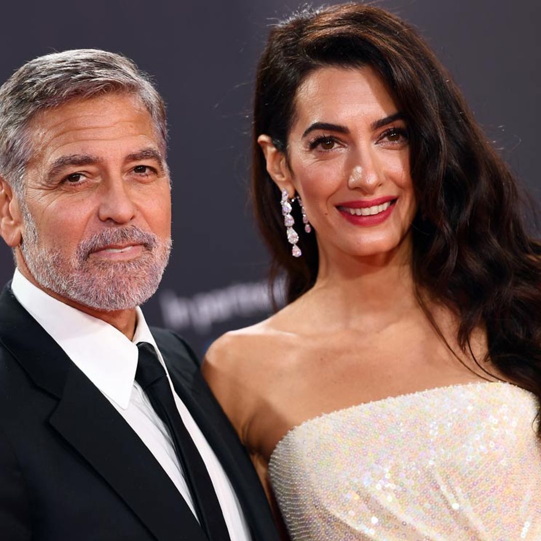 Amal Clooney, radiante en la alfombra roja con un vestidazo de lentejuelas y plumas