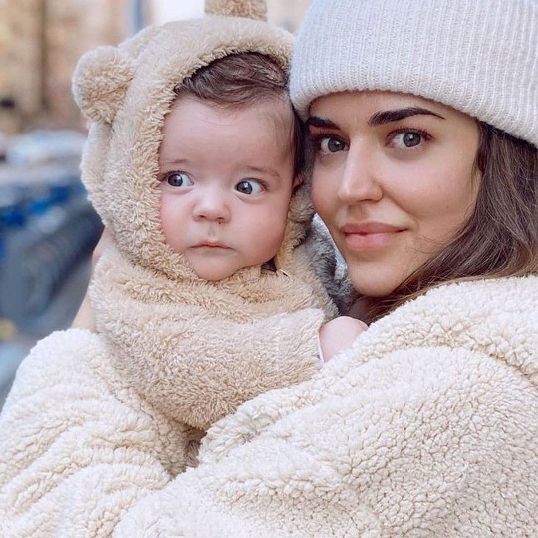 ¡Para derretirse de amor! Clara Alonso y su bebé se coordinan con su 'nuevo uniforme de moda'