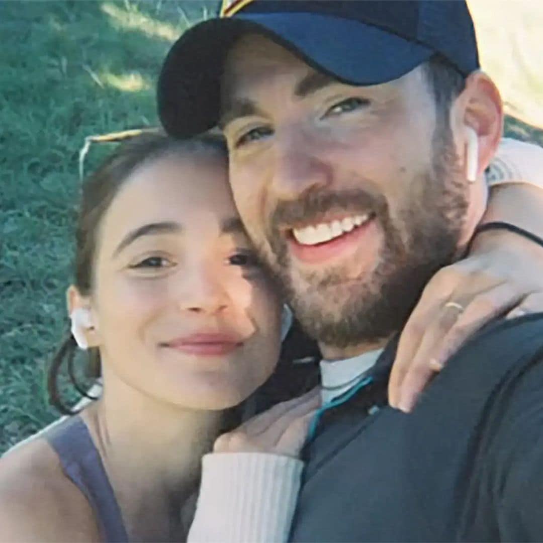 Alba Baptista, mujer de Chris Evans, presume de anillo por primera vez