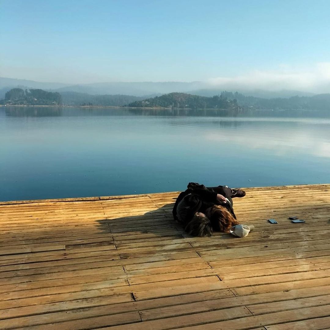 Laura de la Fuente en lago Vichuquen, muy bien acompañada