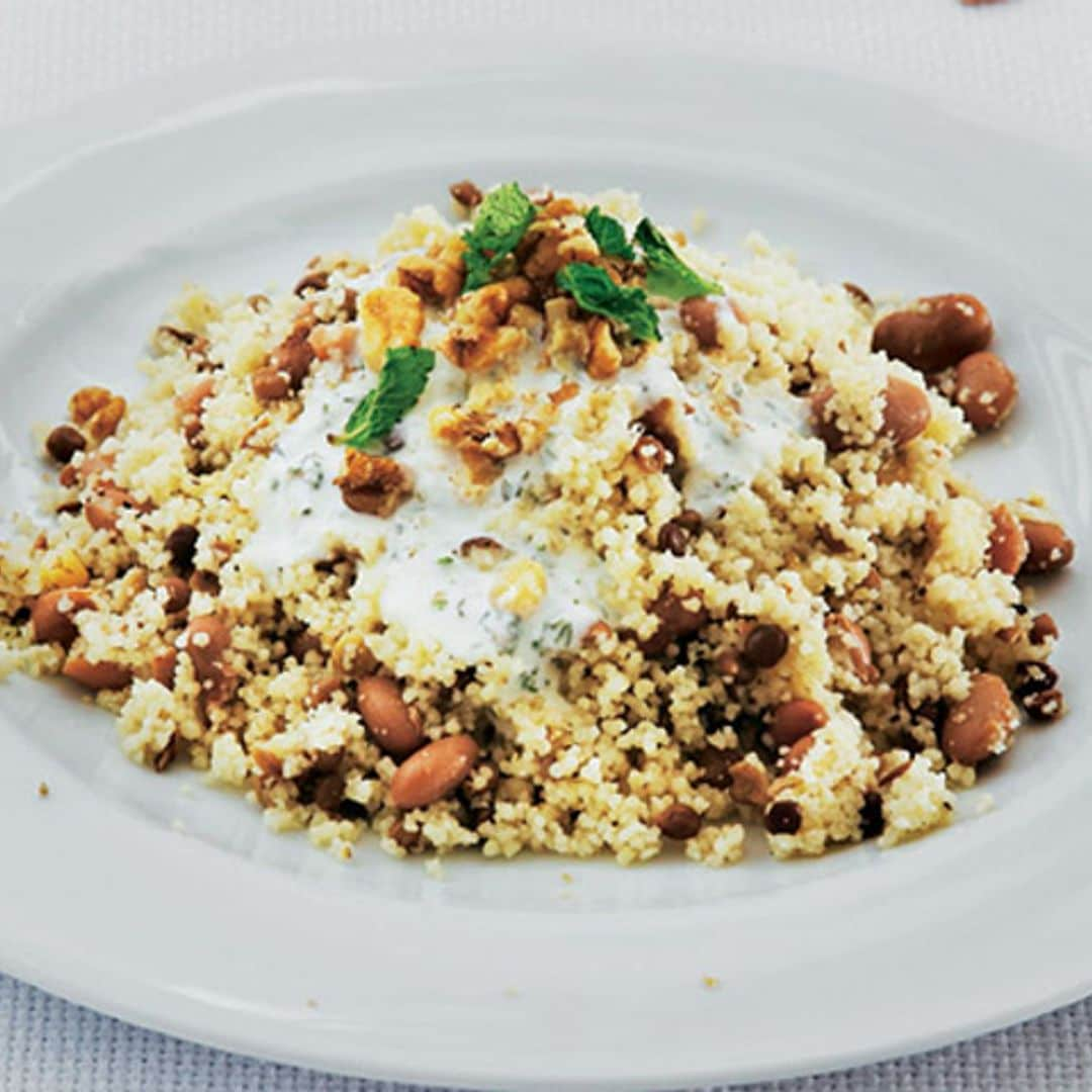 Cuscús con legumbres y salsa de yogur, menta y nueces