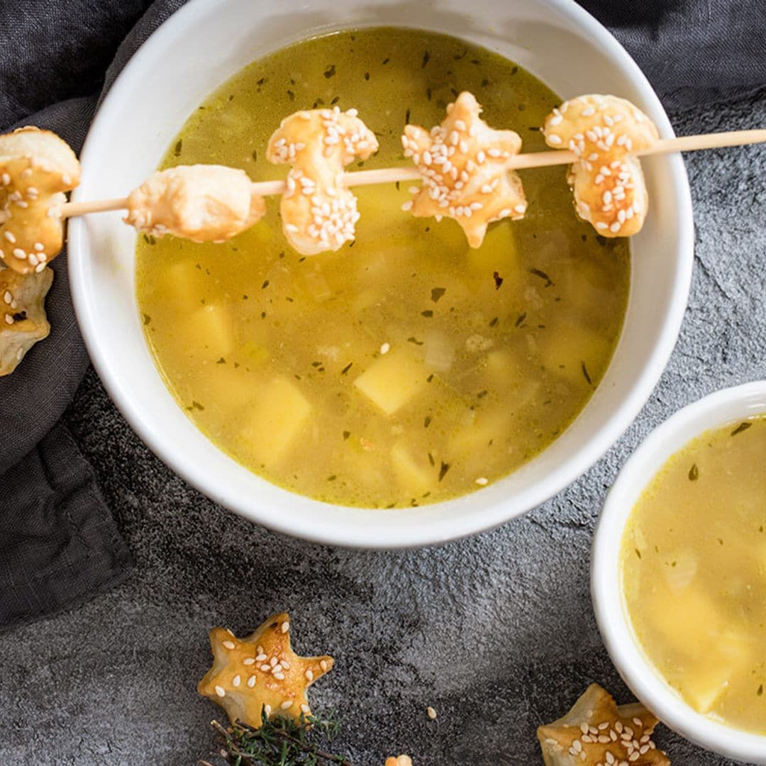 Sopa navideña de patata con figuritas de hojaldre