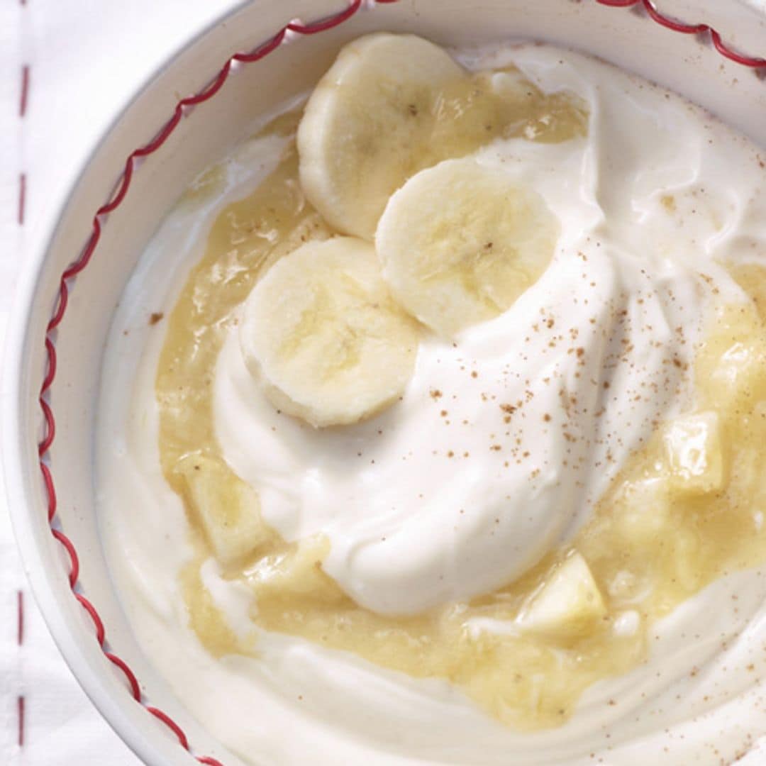 Postre frío de yogur con plátano y pera