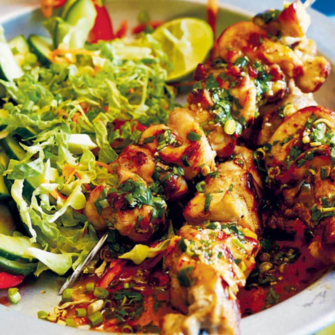 Brochetas de pollo con salsa de ajos tiernos