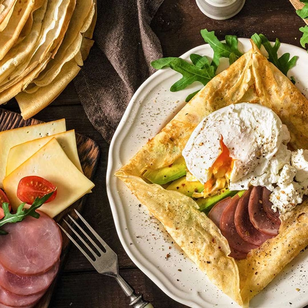 'Galette' rellena de pastrami, aguacate, queso y huevo poché