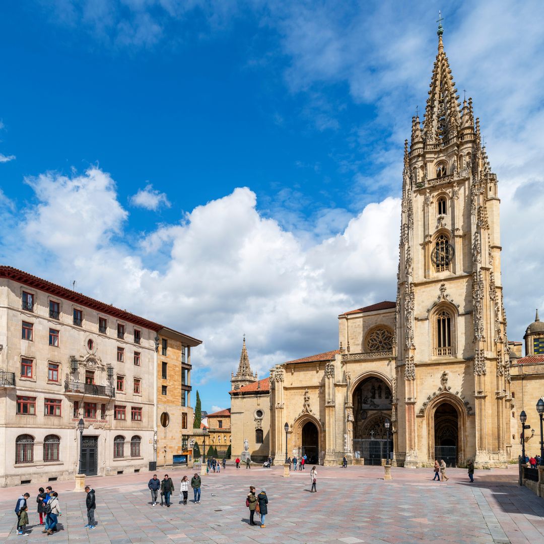 De plaza en plaza por Oviedo, la ciudad en boca de todos