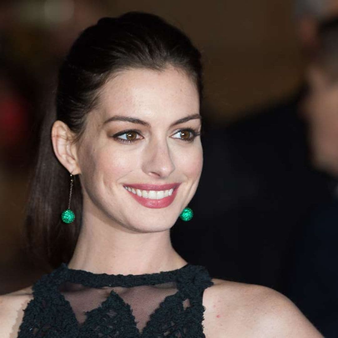 Anne Hathaway nos transporta a 2006 con un look viral de 'El Diablo viste de Prada'