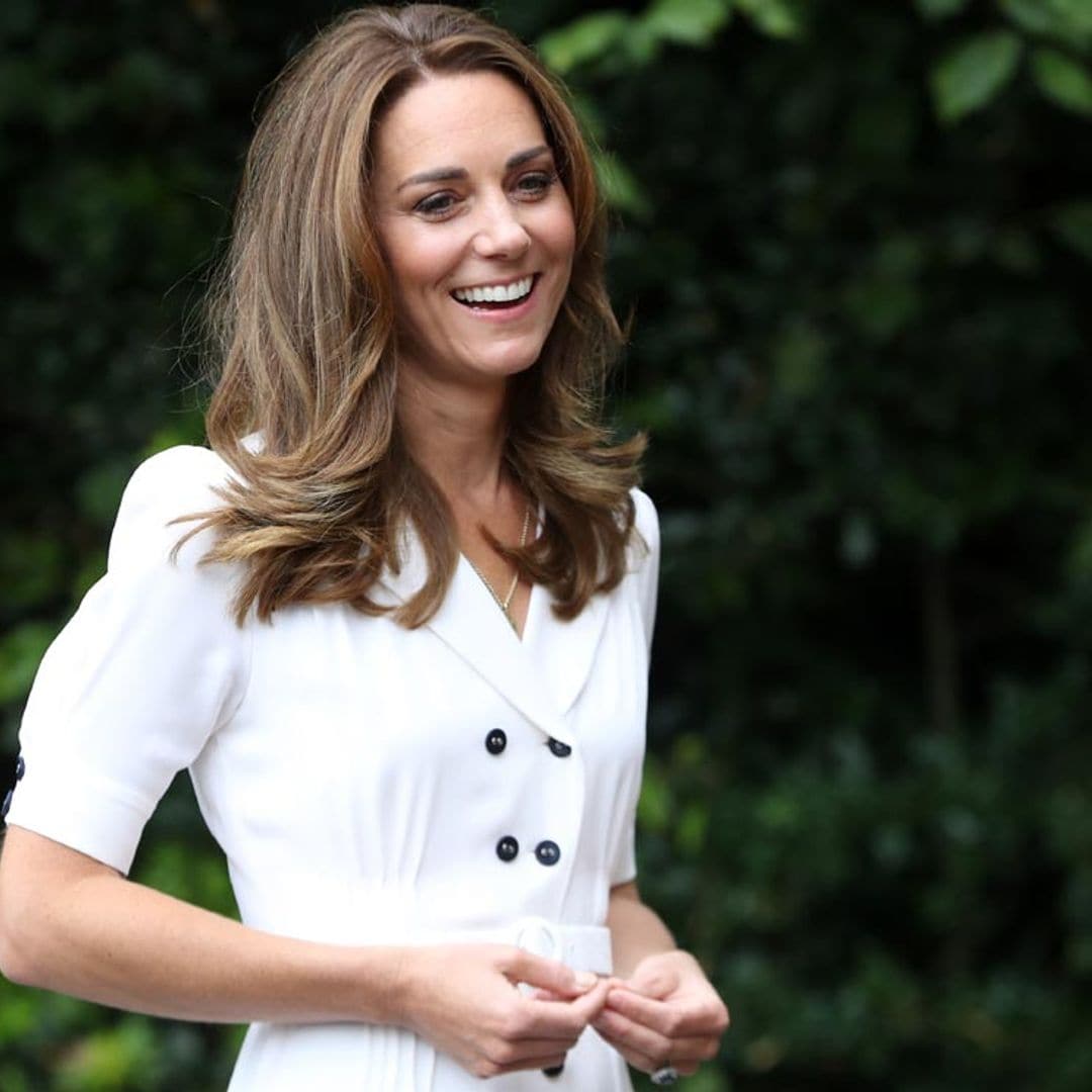 Parece nuevo, pero no lo es: Kate transforma su vestido blanco con efecto 'fit' que fue viral