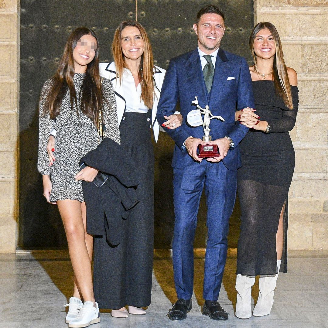 La emoción de Joaquín Sánchez al recibir un premio en Sevilla ante el orgullo de su mujer y sus hijas