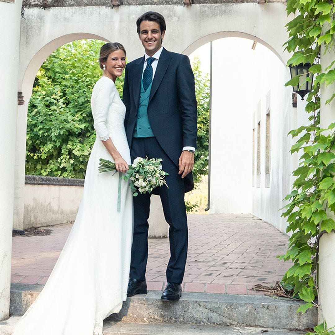 La boda de Clara en Barcelona, la novia del vestido con encaje 'vintage' y espalda lágrima