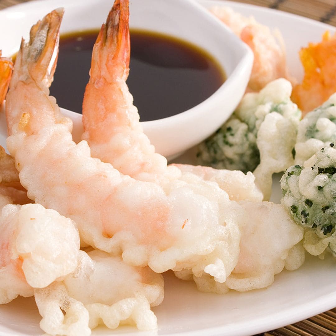 Tempura de gambas y vegetales con salsa 'Tentsuyu'