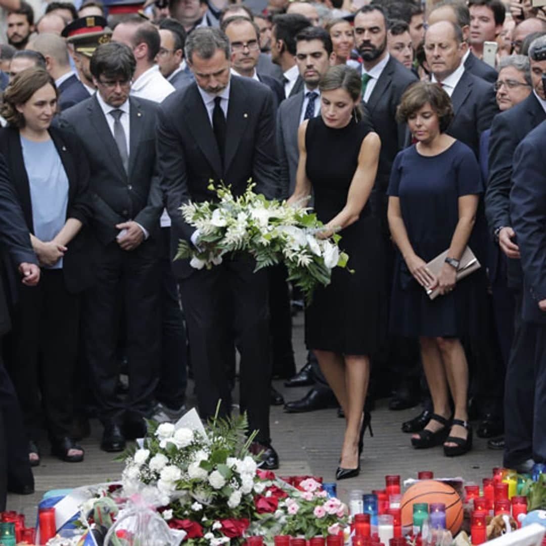 Los Reyes firman el libro de condolencias del Ayuntamiento tras depositar flores y velas en Las Ramblas