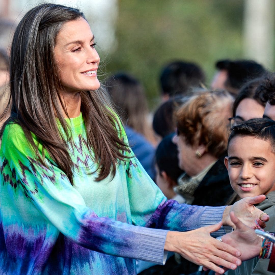 El look más dosmilero de la Reina con un nuevo jersey 'tie dye' y raya del pelo en zigzag