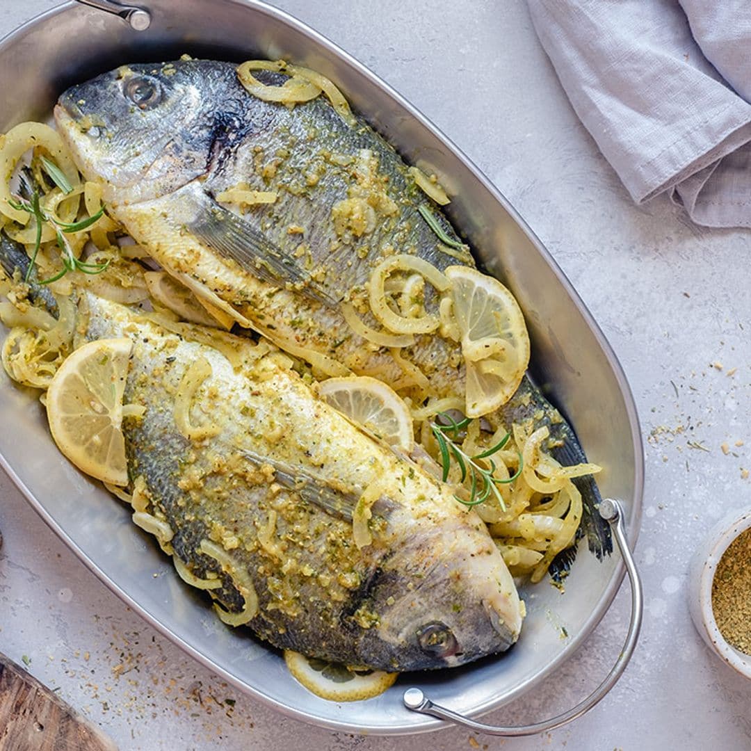 Dorada con limón y cebolla al horno