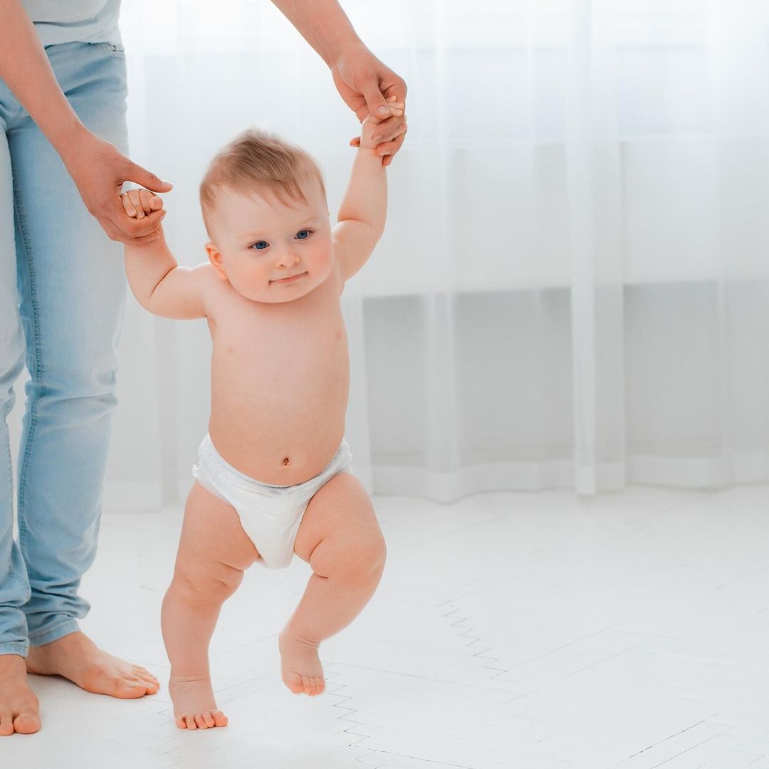 ¿Es preocupante que el bebé camine con los pies hacia afuera o hacia dentro?