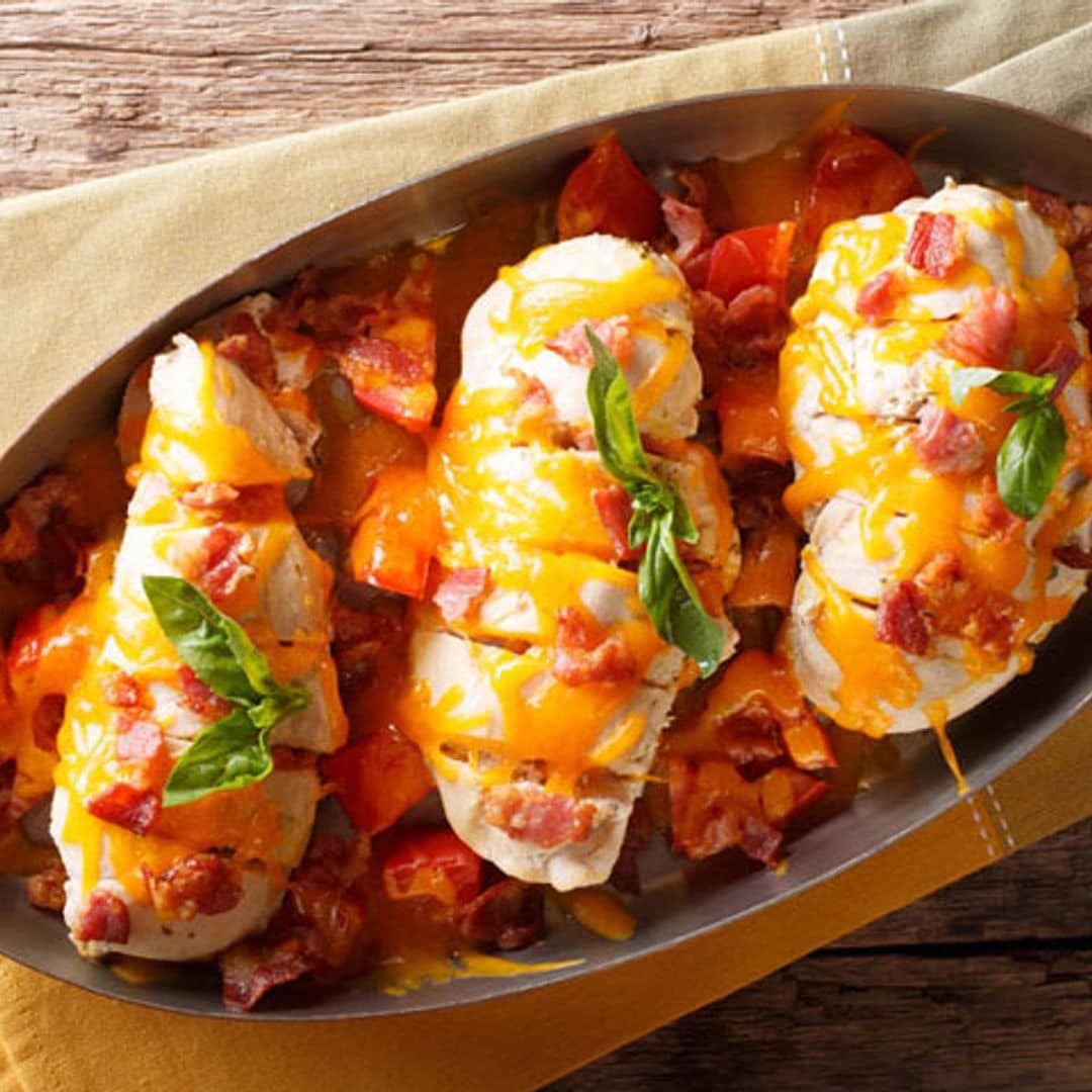 Pechugas de pollo con bacon, tomate y cheddar