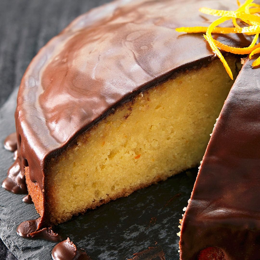 Tarta esponjosa de chocolate y naranja