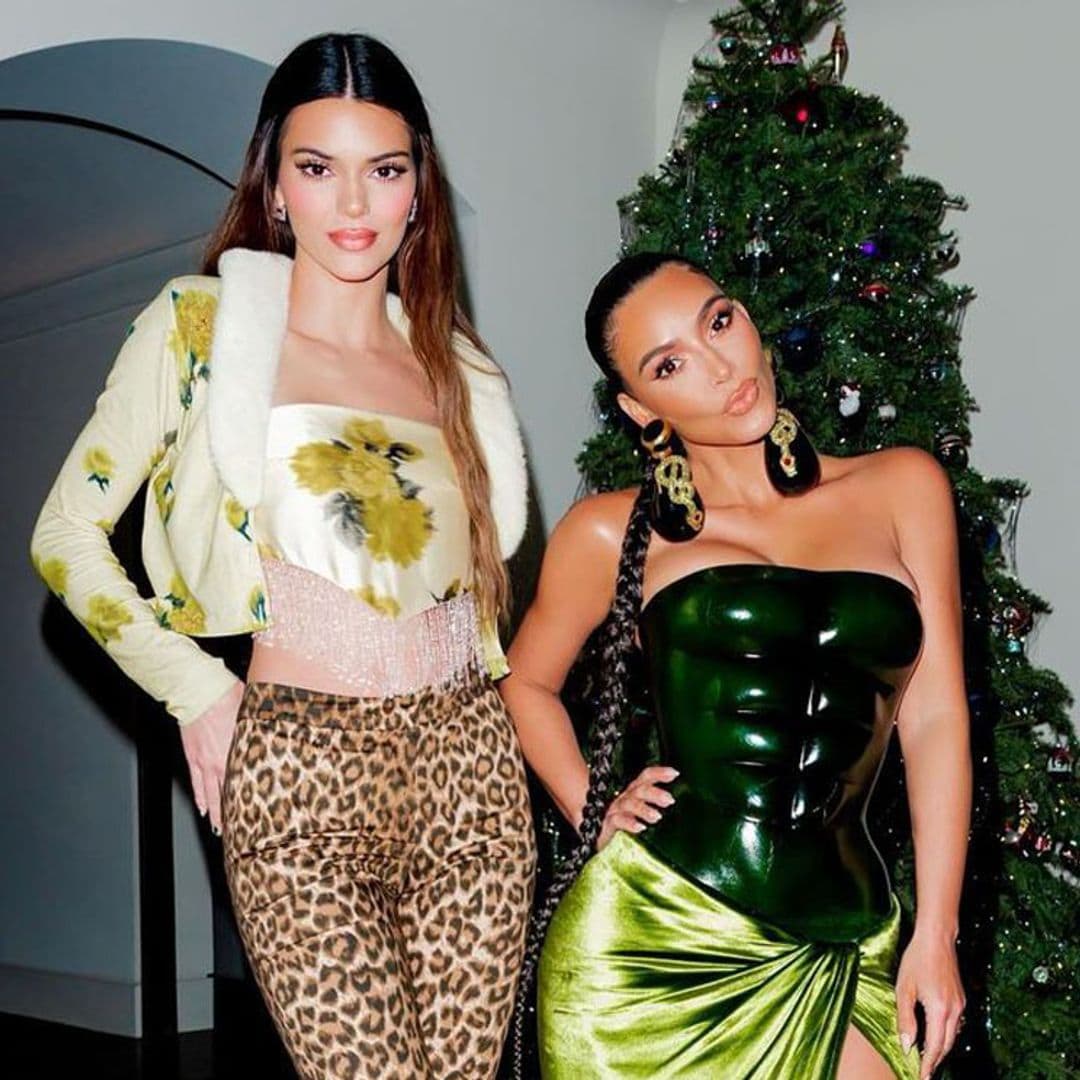 Leopardo, lentejuelas, corsés... Las Kardashian-Jenner se superan con sus looks navideños