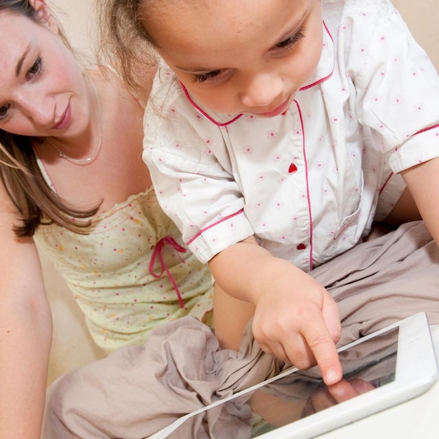 madre e hija viendo tablet