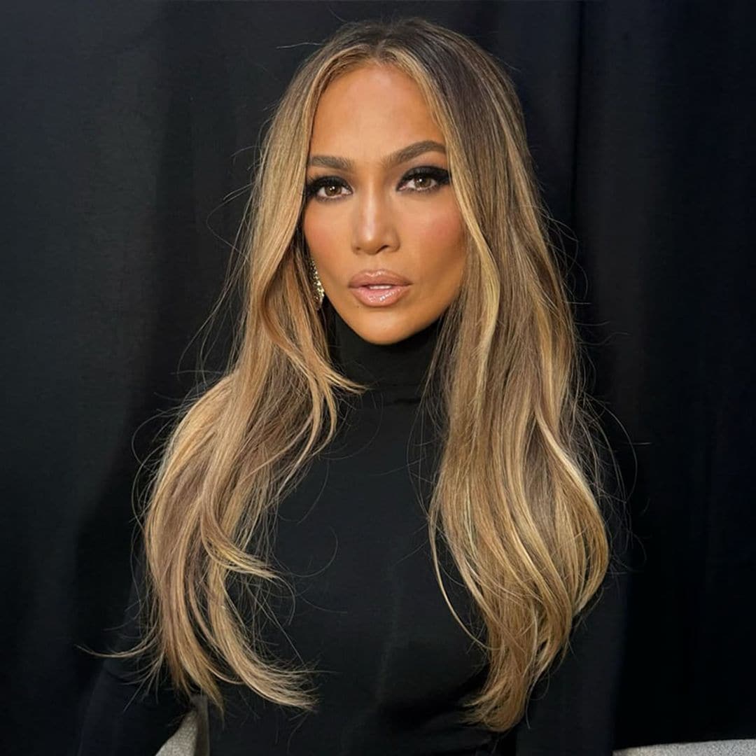 El look rejuvenecedor de JLo: pelo más rubio, manicura 'chai' y delineado de ojos XL