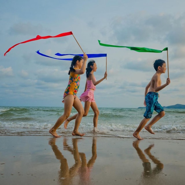 ni os jugando en la playa