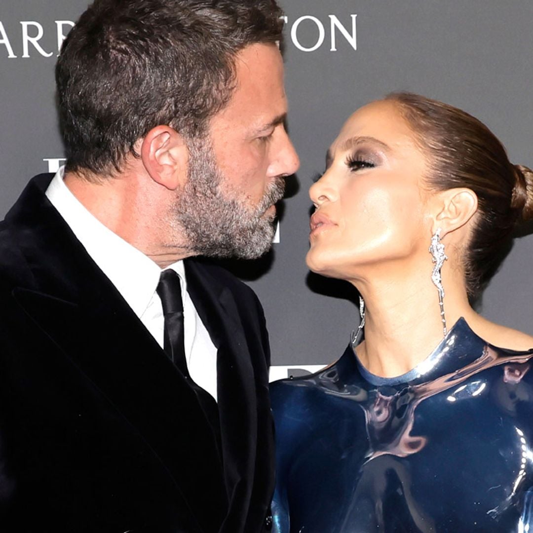 Jennifer Lopez, muy enamorada de Ben Affleck, se atreve con una armadura metálica y pendientes de cocodrilo