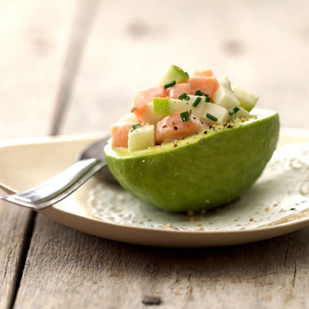 Aguacate mini relleno de tartar de manzana verde y salmón