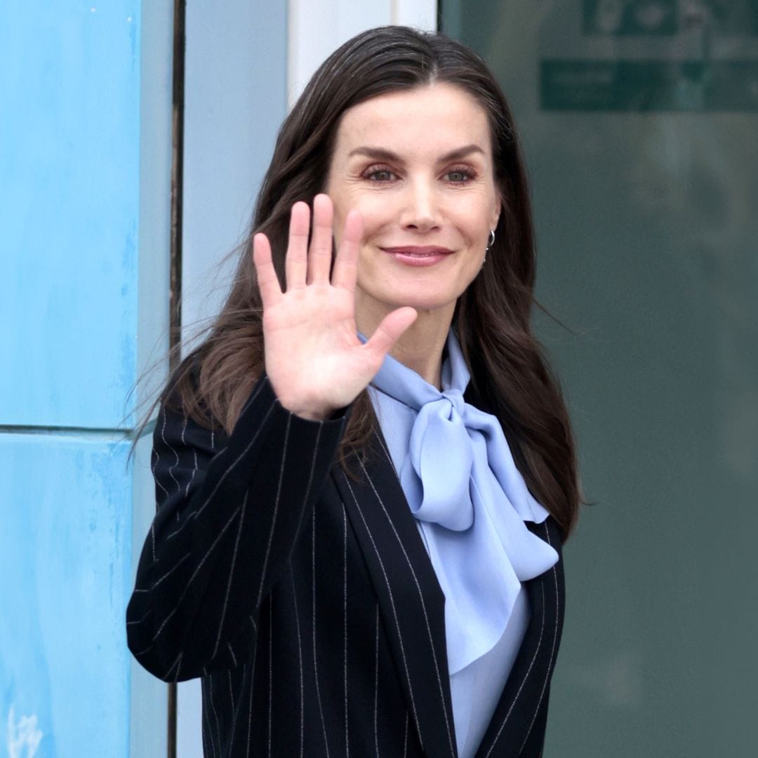 La reina Letizia mezcla las tendencias de invierno y primavera con su traje sastre y blusa pastel