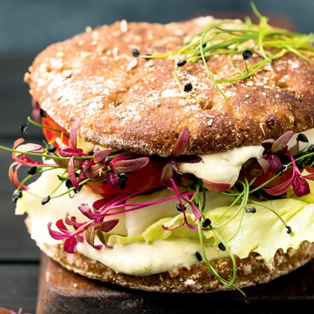 Hamburguesa integral de ensalada variada