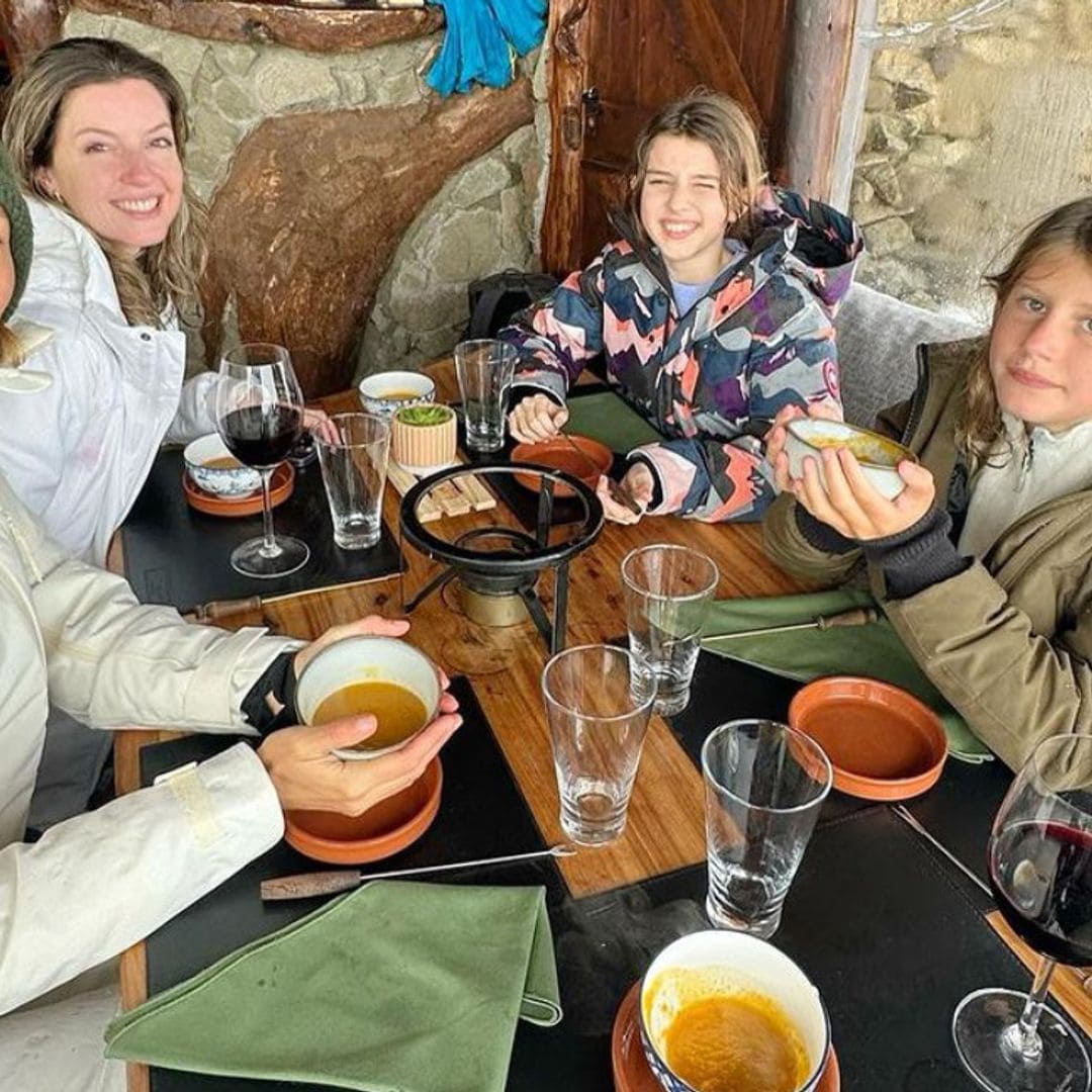 El viaje de chicas de Gisele Bündchen y su gemela para celebrar su 43 cumpleaños ¡rodeada de nieve!