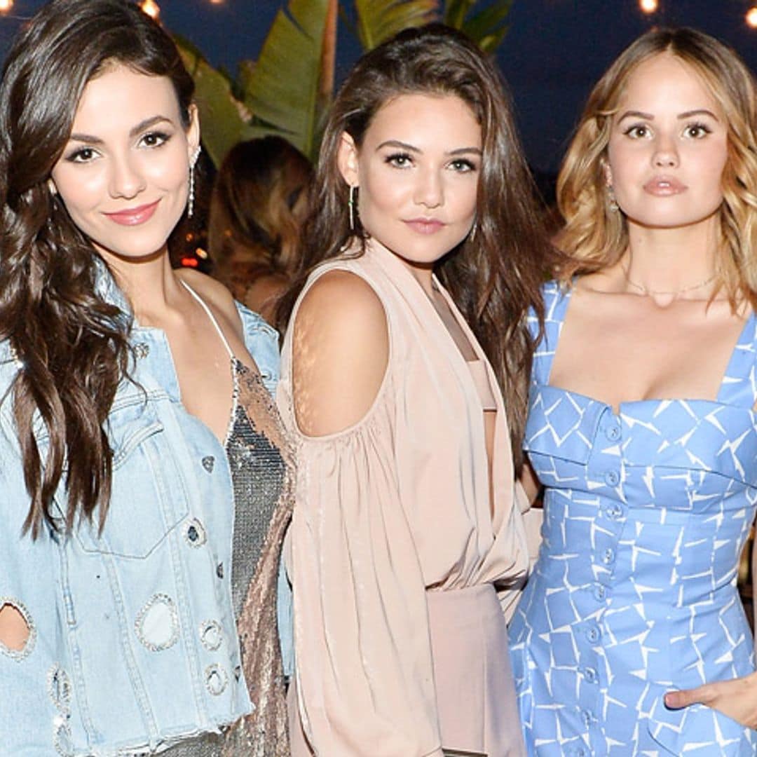 Estos son los 4 'looks'  que necesitas para las noches estivales, por Debby Ryan & Co.