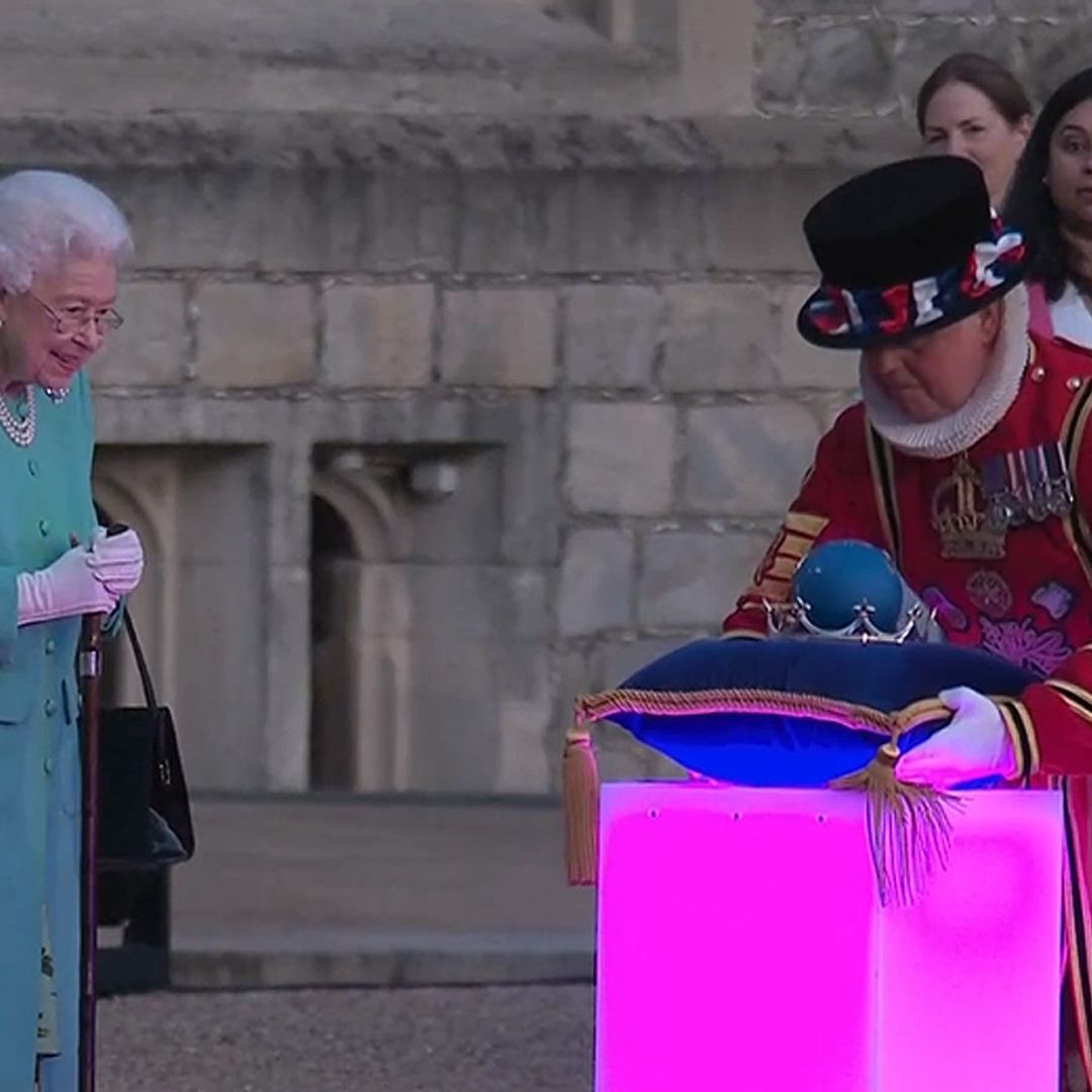 Isabel II, exultante en el encendido de antorchas con el que Reino Unido se ilumina en su honor