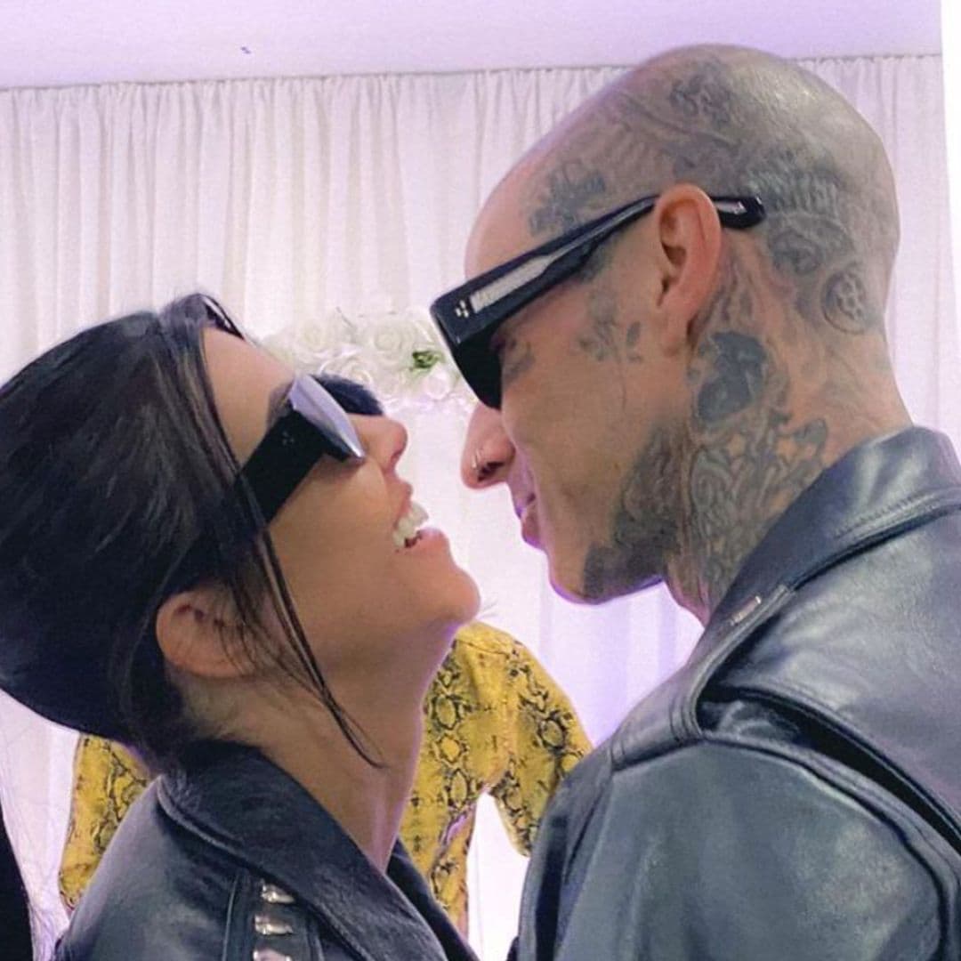 La original manera con la que Kourtney Kardashian y Travis Barker anuncian que el bebé que esperan es...