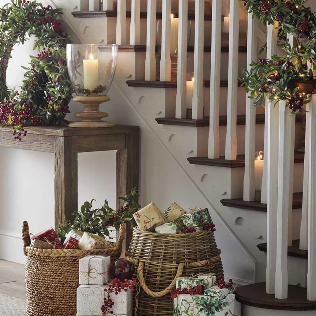 Centros de mesa y otros arreglos florales que visten la casa de Navidad