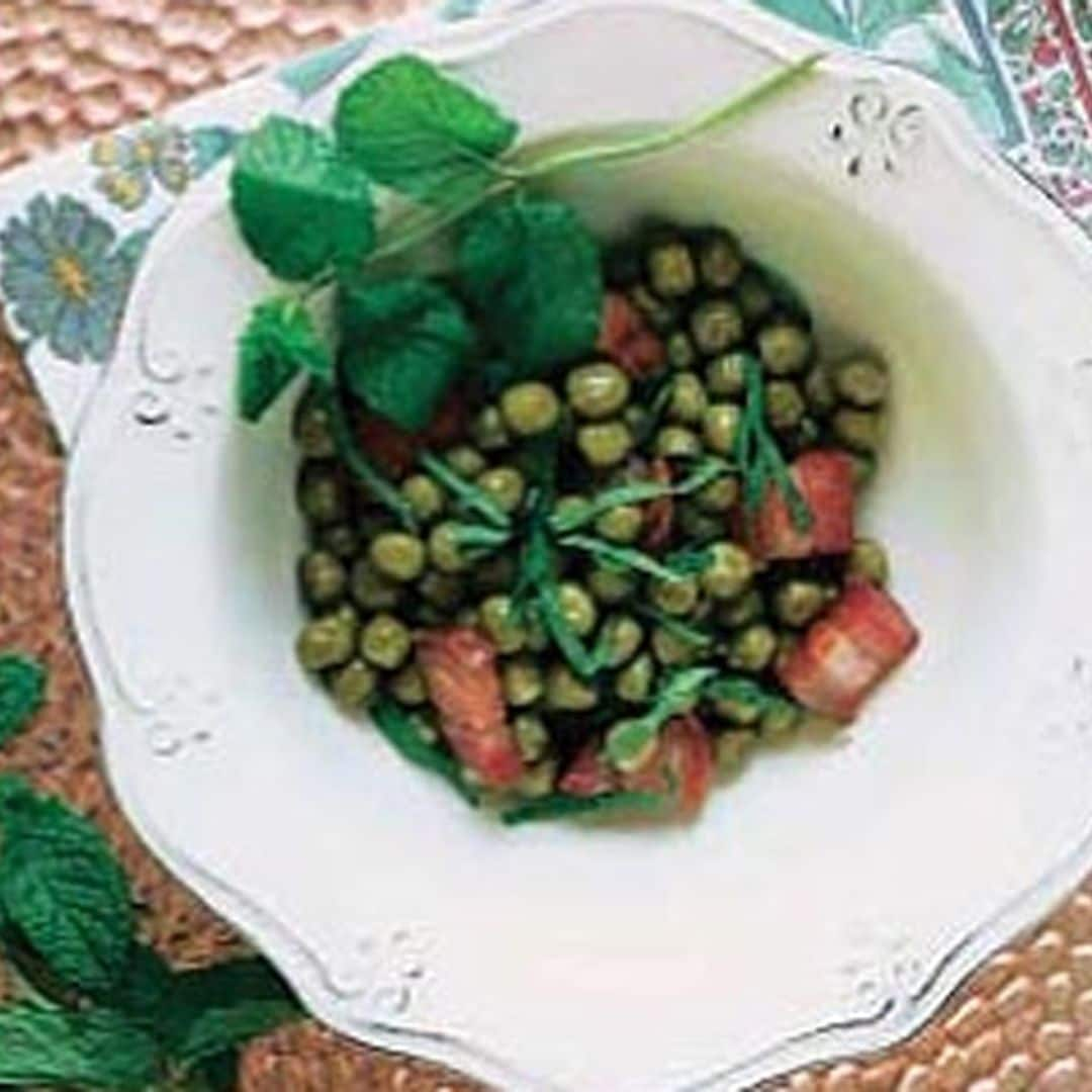 Guisantes con tocino y menta