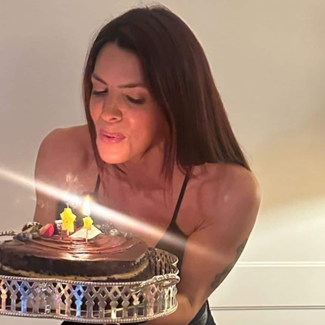 Laura M. Flores sopla las velas por su 31 cumpleaños con sus amigas 'influencers' y su hijo Matías como invitado especial