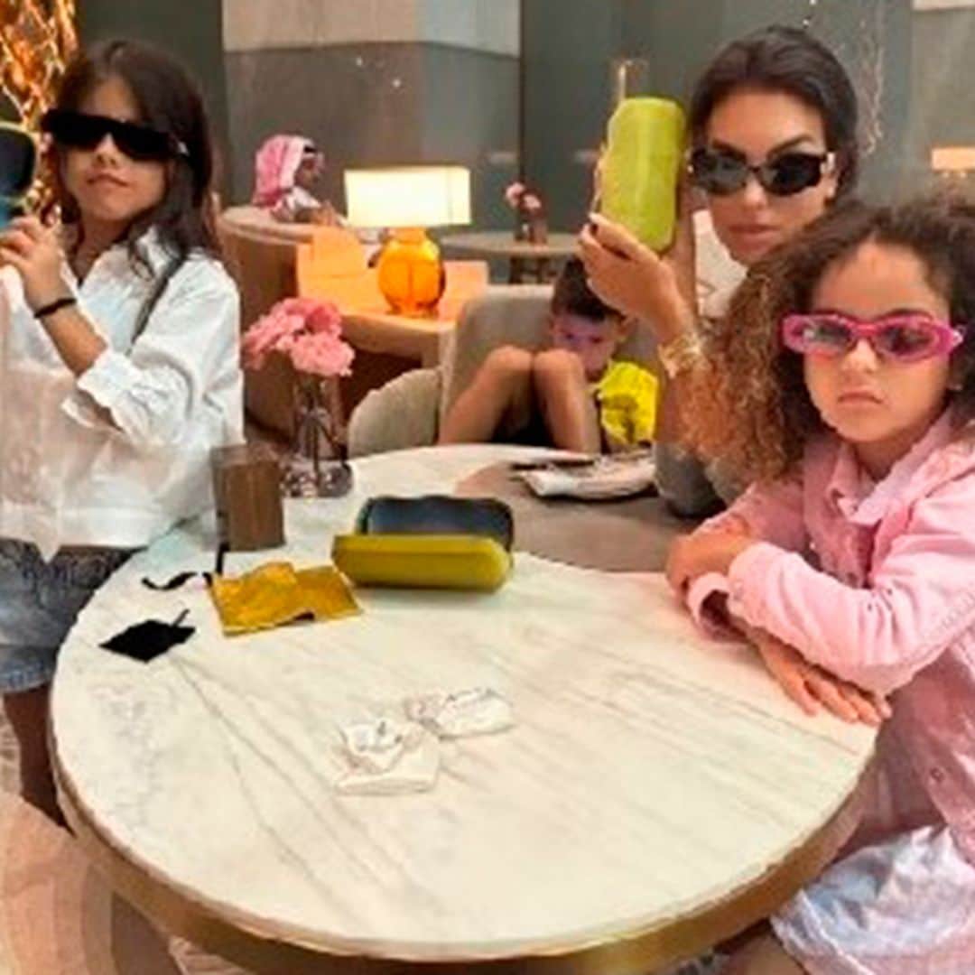 El día de compras de Georgina junto a sus hijas Alana Martina y Eva, ¡tres chicas fashion con gafas a la última!